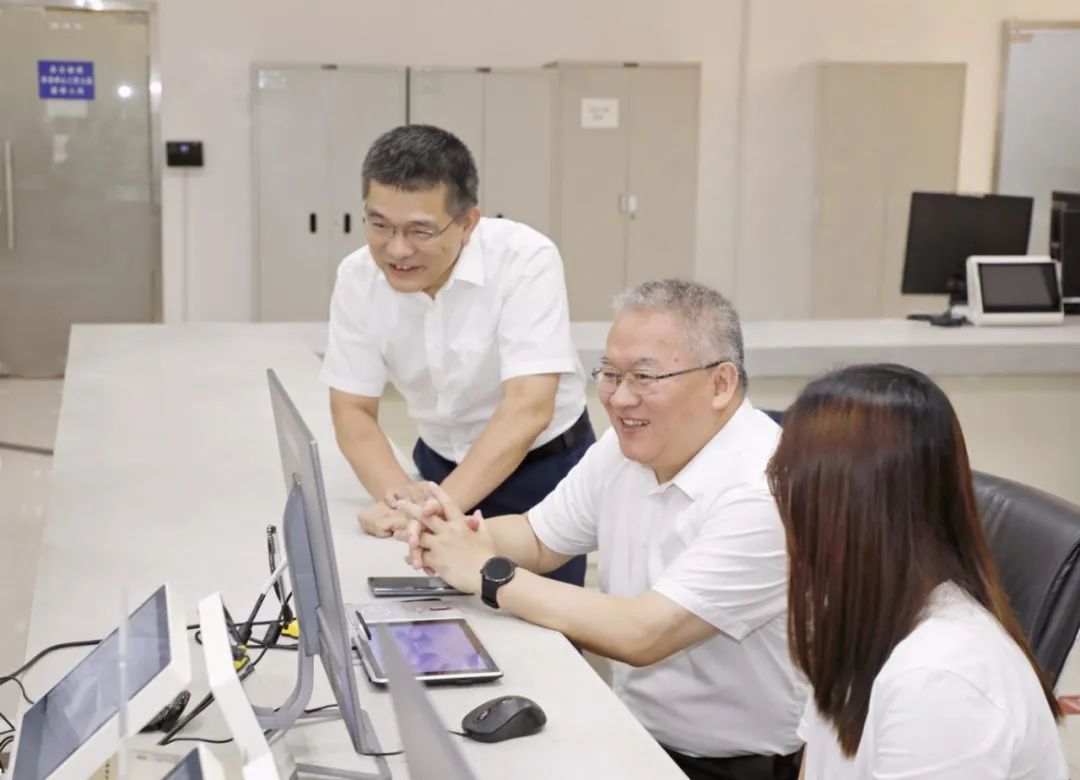 省自然资源厅党组书记、厅长陈永共深入窗口现场体验不动产登记办事流程