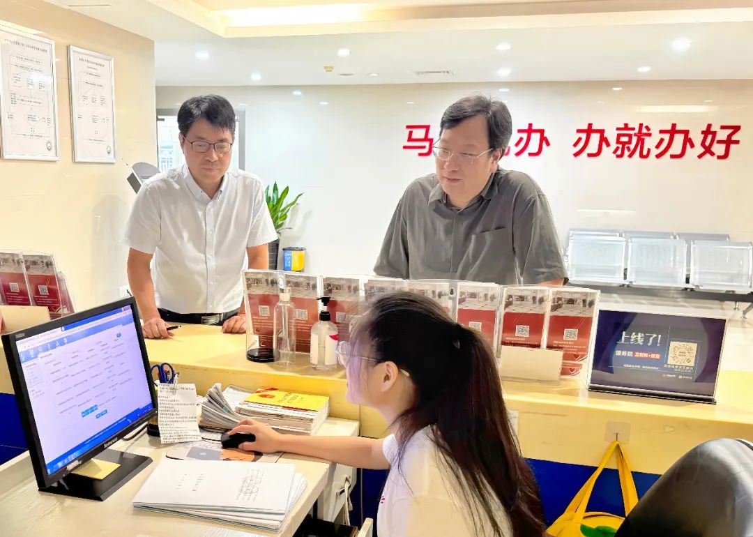 省自然资源厅党组成员、副厅长俞文峰深入窗口体验矿业权登记办事流程
