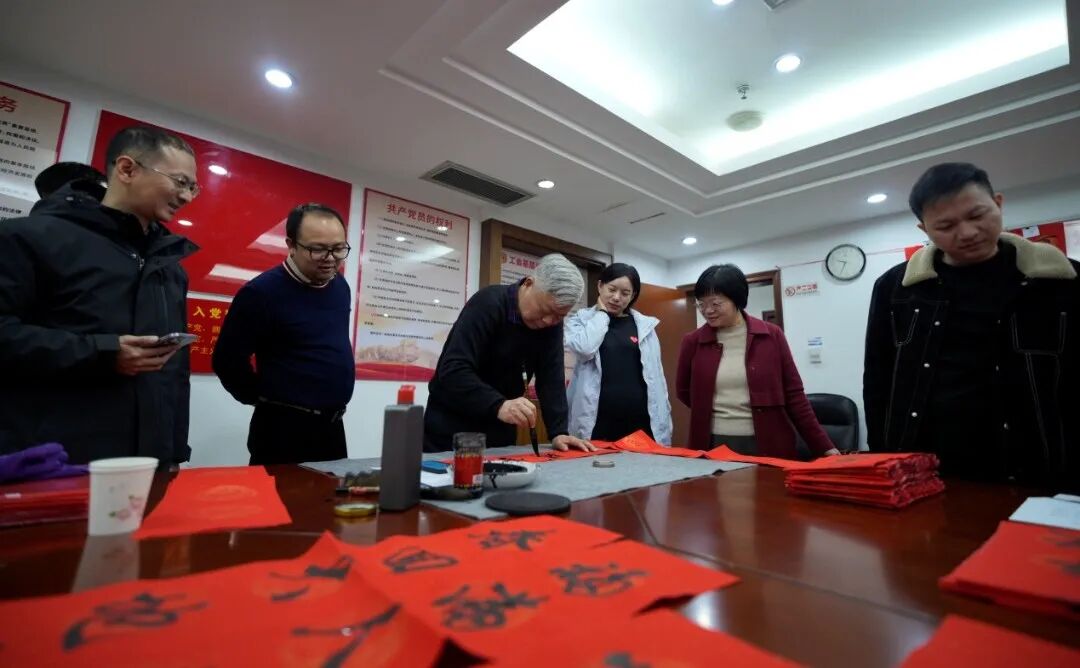 银发执笔书春意 龙马精神启新篇——省自然资源厅开展“迎新春、送春联”活动